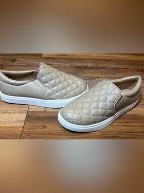 STQ Quilted Slip On Sneakers Womens Size 7 Beige Taupe Casual Comfort Shoes